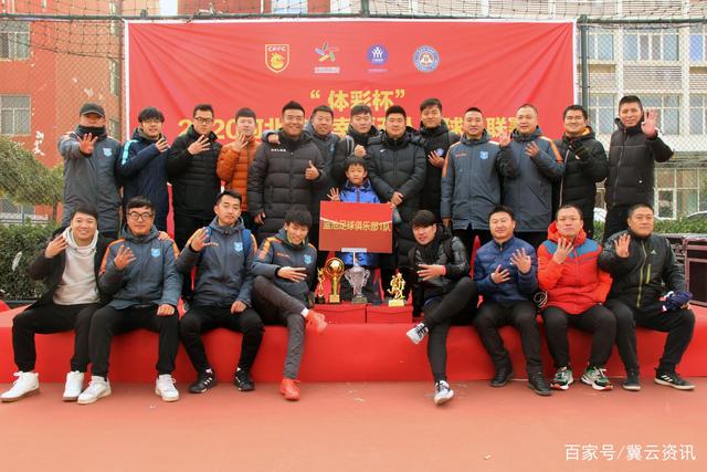 可爱捏！内马尔赛后抱着女儿离开球场，女儿向记者挥手道别